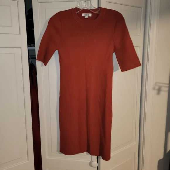 525 AMERICA OPEN BACK FITTED DRESS - RED - M - NWOT