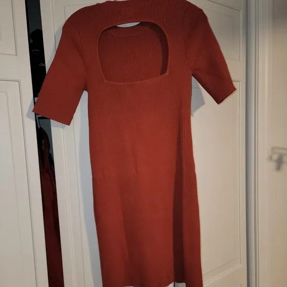 525 AMERICA OPEN BACK FITTED DRESS - RED - M - NWOT