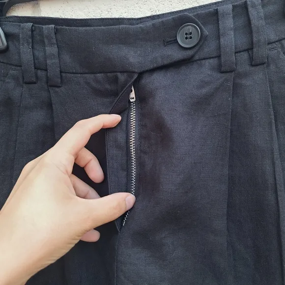 &amp; Other Stories | Relaxed Linen Shorts in Black Size 0