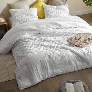 Brand new Super Soft Textured Chenille Chevron Snowy Dais Oversized Duvet Cover (Shams sold separately) Oversized King, White! Retails $170 W/Tax!