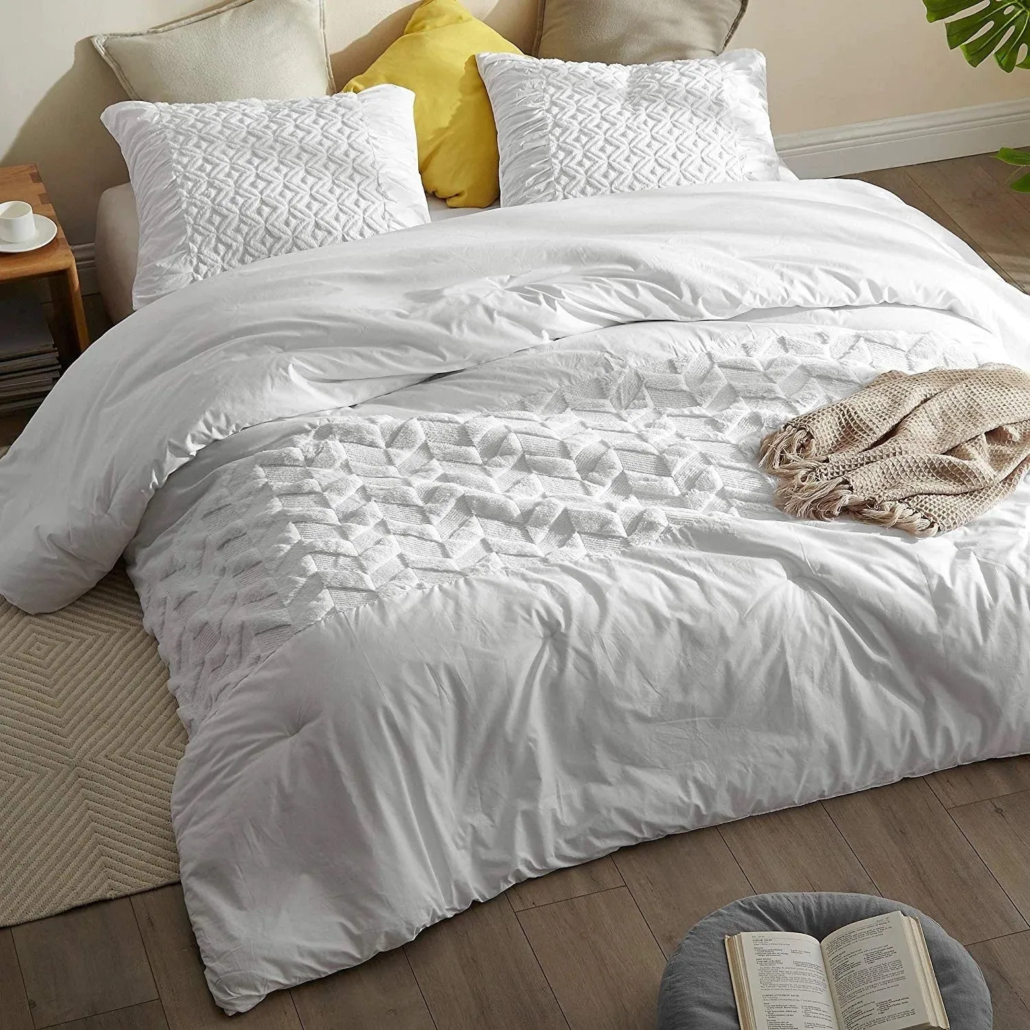 Brand new Super Soft Textured Chenille Chevron Snowy Dais Oversized Duvet Cover (Shams sold separately) Oversized King, White! Retails $170 W/Tax!