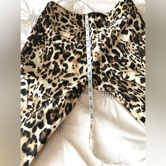 Cache leopard print shorts in great condition sz 2. Stretchy.