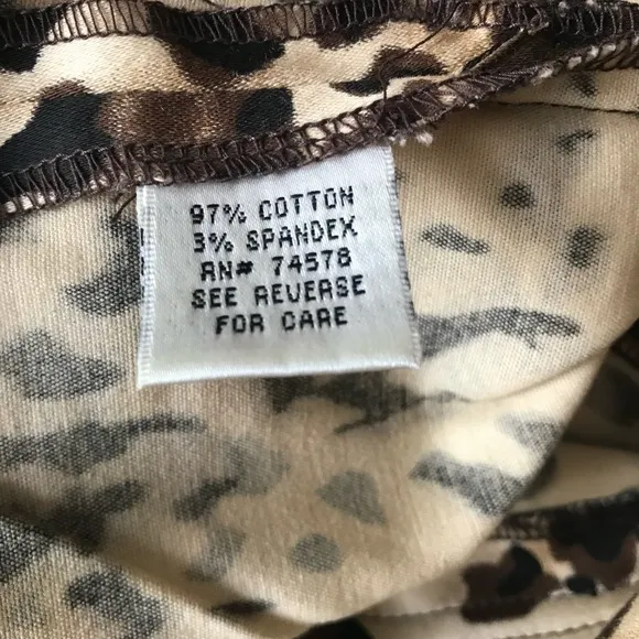 Cache leopard print shorts in great condition sz 2. Stretchy.