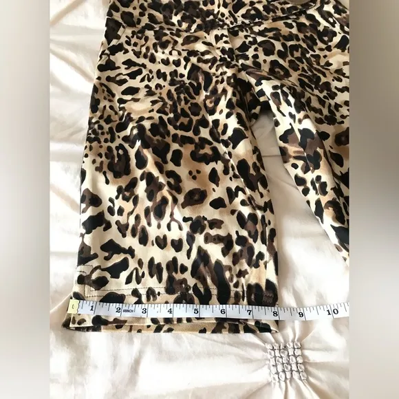 Cache leopard print shorts in great condition sz 2. Stretchy.