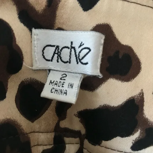 Cache leopard print shorts in great condition sz 2. Stretchy.