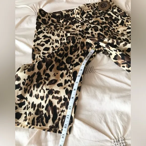 Cache leopard print shorts in great condition sz 2. Stretchy.