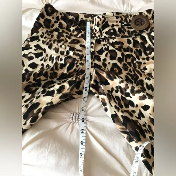 Cache leopard print shorts in great condition sz 2. Stretchy.