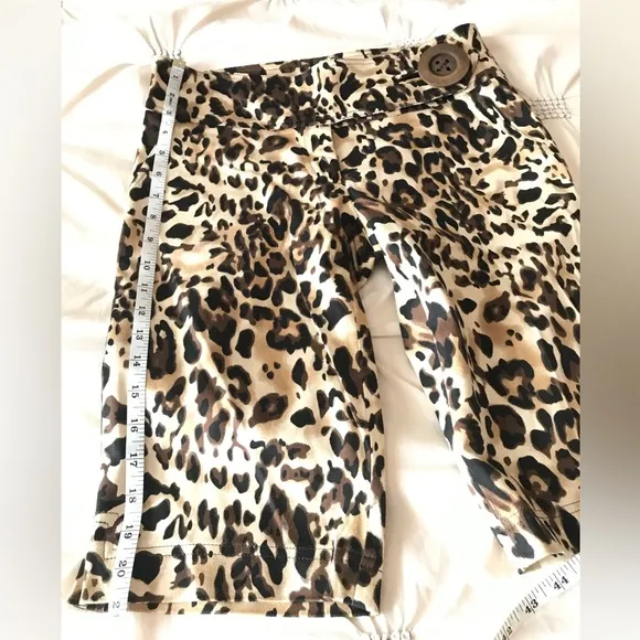 Cache leopard print shorts in great condition sz 2. Stretchy.