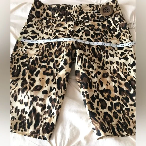 Cache leopard print shorts in great condition sz 2. Stretchy.