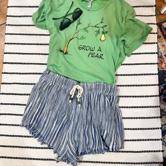 FREE PEOPLE ‘Isle of Palms’ mini shorts. Ultra relaxed. Size L. Blue &amp; ivory.