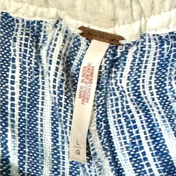 FREE PEOPLE ‘Isle of Palms’ mini shorts. Ultra relaxed. Size L. Blue &amp; ivory.