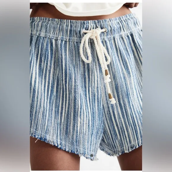FREE PEOPLE ‘Isle of Palms’ mini shorts. Ultra relaxed. Size L. Blue &amp; ivory.