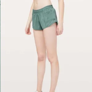 Lululemon Hotty Hot Short II 2.5&quot; Frosted Pine Size 12
