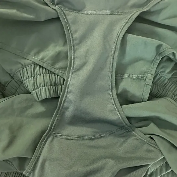 Lululemon Hotty Hot Short II 2.5&quot; Frosted Pine Size 12