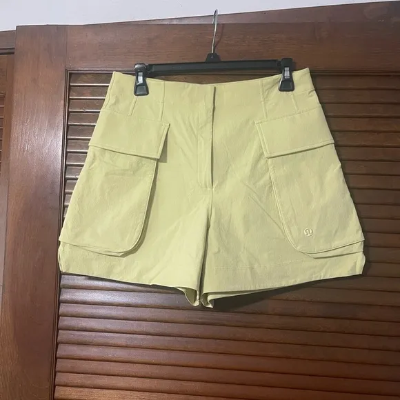 Lululemon relaxed fit cargo shorts 4”
