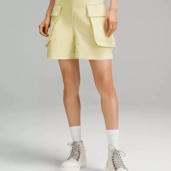 Lululemon relaxed fit cargo shorts 4”