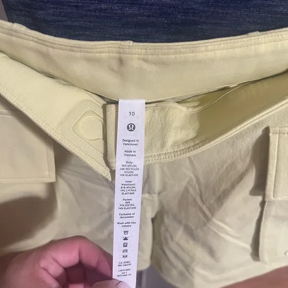 Lululemon relaxed fit cargo shorts 4”