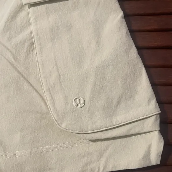 Lululemon relaxed fit cargo shorts 4”