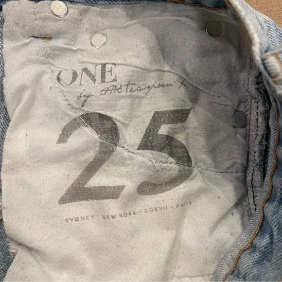 ONE by One Teaspoon Hawks Distressed Denim Shorts Size 25