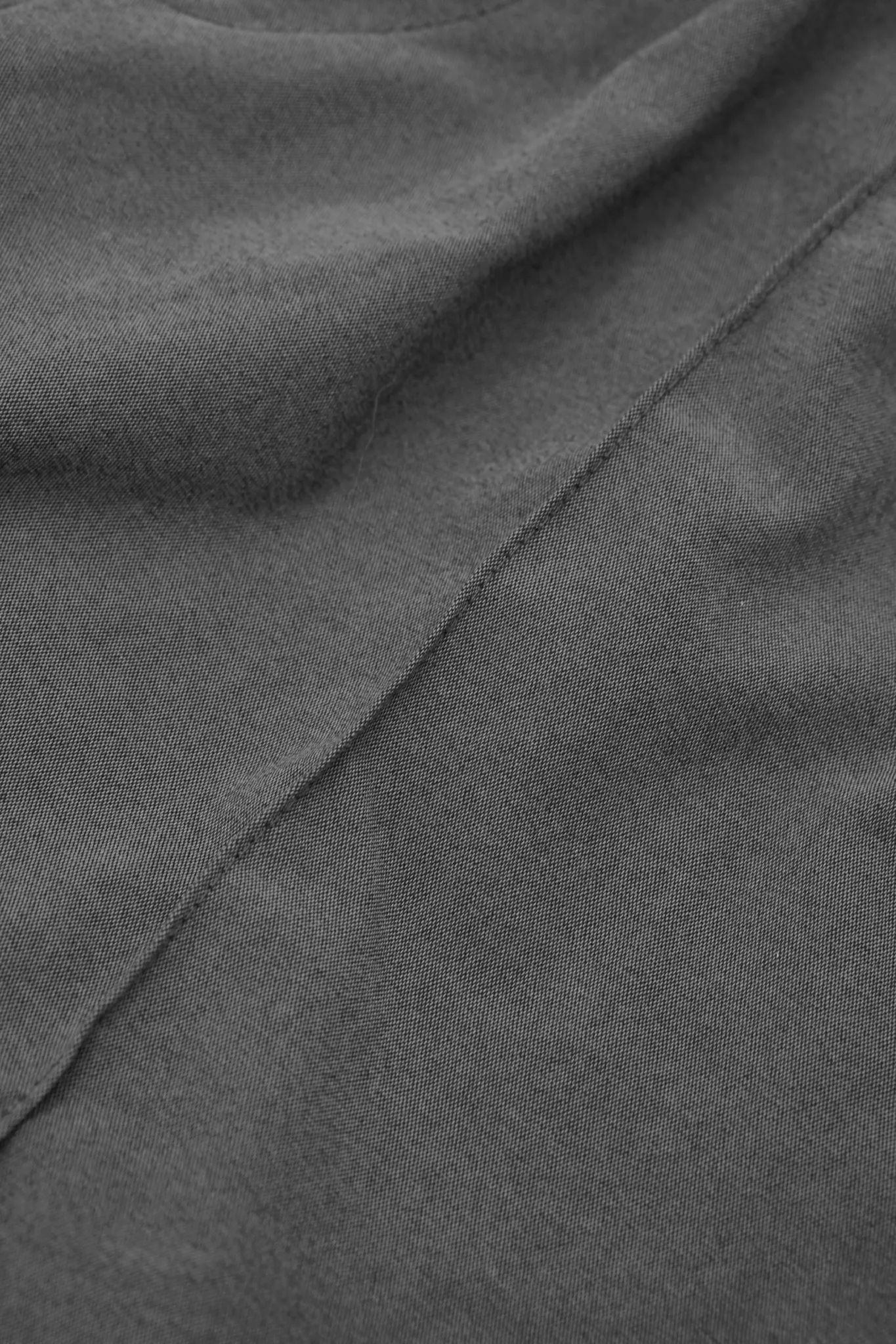 PLEATED HOUSE SHORTS IN STONE GREY