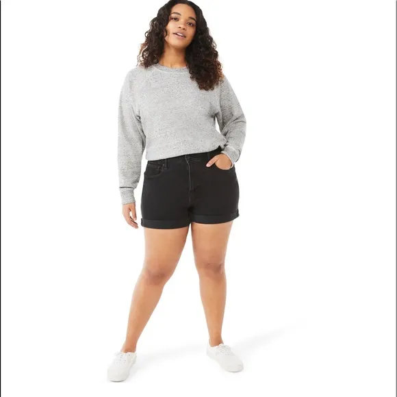 The weekend staple:Free Assembly’s Rolled Cuff Shorts in a relaxed,high-rise fit