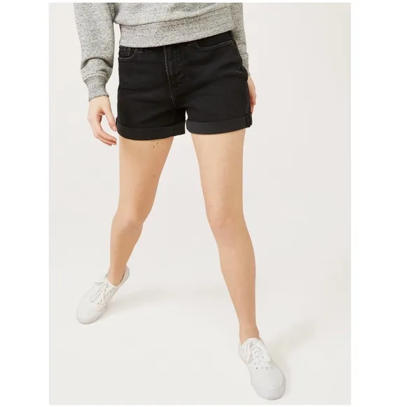 The weekend staple:Free Assembly’s Rolled Cuff Shorts in a relaxed,high-rise fit