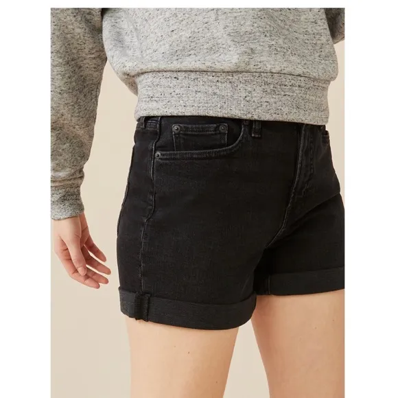 The weekend staple:Free Assembly’s Rolled Cuff Shorts in a relaxed,high-rise fit
