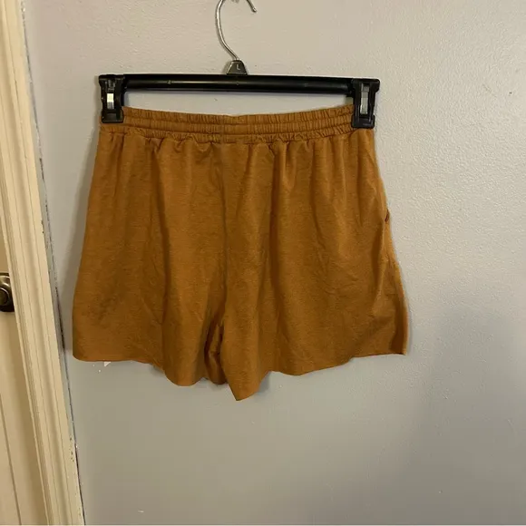 Vuori Women's Boyfriend short  size SMALL EUC