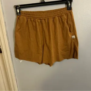 Vuori Women's Boyfriend short  size SMALL EUC