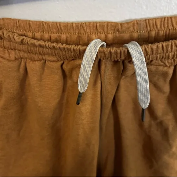 Vuori Women's Boyfriend short  size SMALL EUC