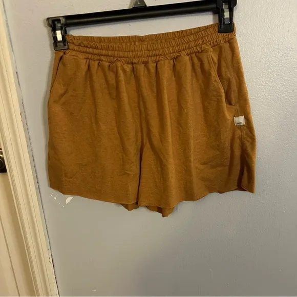 Vuori Women's Boyfriend short  size SMALL EUC
