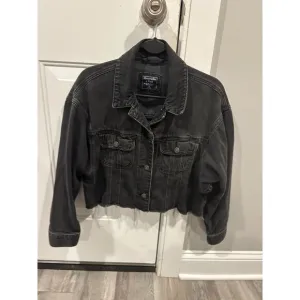 Women's Abercrombie &amp; Fitch Cropped Black Wash Denim Jacket with Buttons
